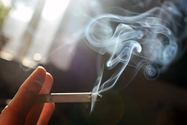 Hand Roken Sigaret Tafel — Stockfoto