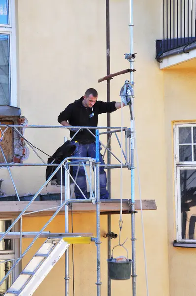 Männlicher Bauarbeiter Arbeitet Mit Haus — Stockfoto