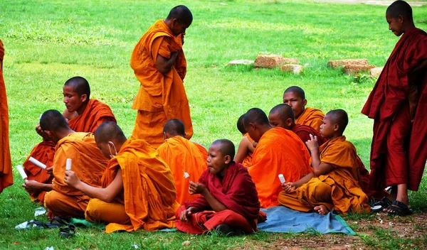 Buddha Monks Eating Ice Creams — Stock Photo, Image