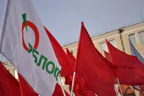 Drapelul Alb Partidului Democratic Rus Peste Steagurile Roșii Ale Comuniștilor — Fotografie, imagine de stoc