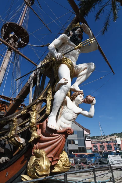 海王星是一艘仿照17世纪西班牙大船的船只 海王星号目前是热那亚港的旅游胜地 — 图库照片