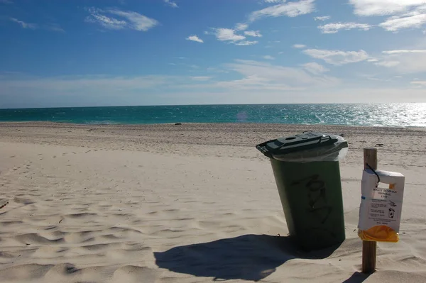 Plajdaki Çöp Kutusu — Stok fotoğraf