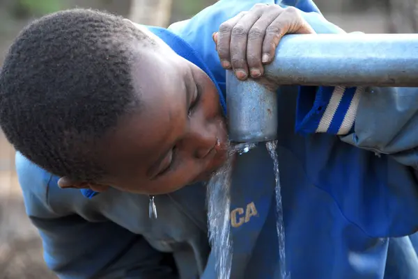 African Child Drinking Water Water Pump — Stock Photo, Image