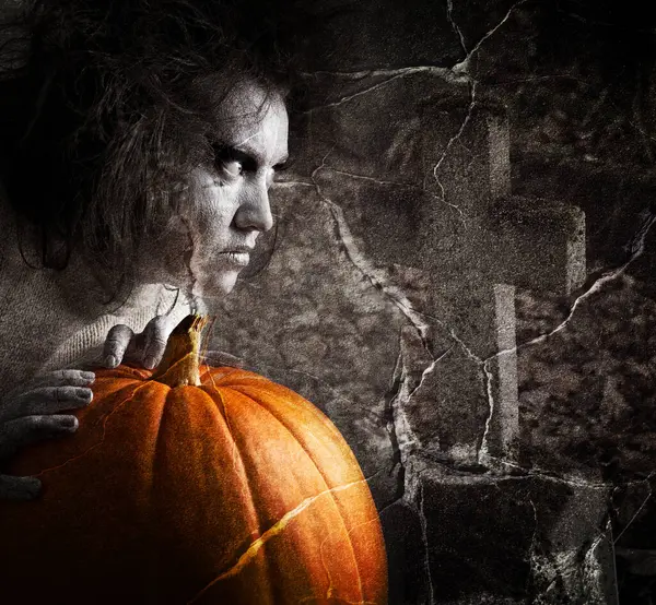 Тема Хэллоуина Страшная Молодая Женщина Страшным Домкратом — стоковое фото