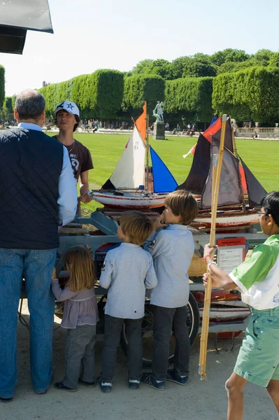 Families Renting Toy Ships Luxembourg Garden — Stok fotoğraf