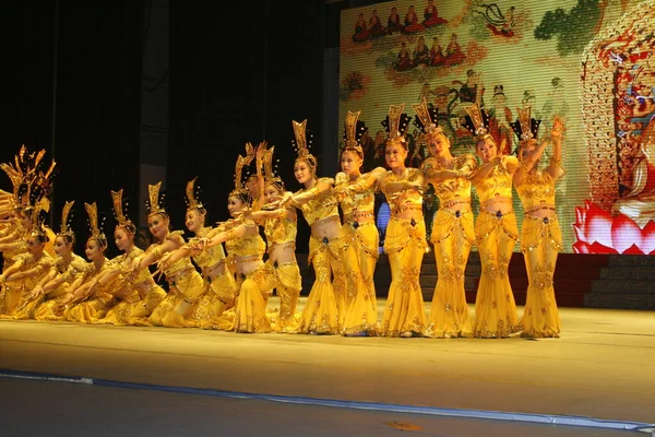 Xian의 극장에서 무대에서 공연하는 — 스톡 사진