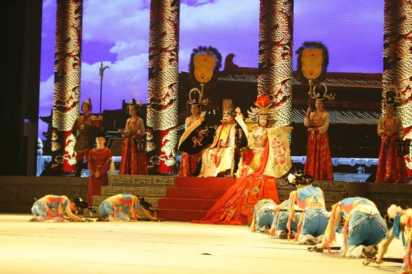 Актори Виступають Сцені Театрі Сіань — стокове фото