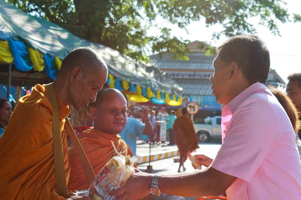Buddyjscy Mnisi Ludzie Ulicy Festiwalu Tajlandia — Zdjęcie stockowe