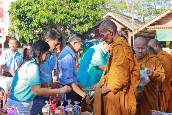 Βουδιστές Μοναχοί Και Άνθρωποι Στο Δρόμο Στο Φεστιβάλ Ταϊλάνδη — Φωτογραφία Αρχείου
