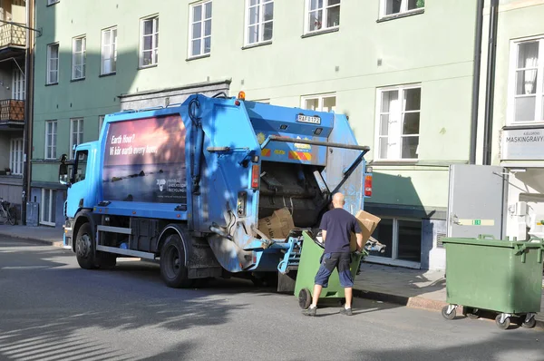 在大街上的垃圾运输车 — 图库照片