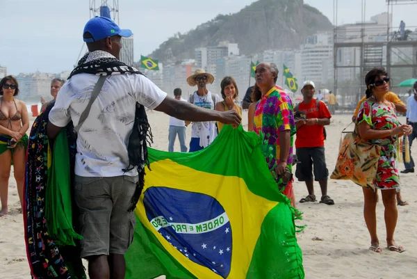 Pria Yang Menjual Bendera Rio Janeiro Stok Foto