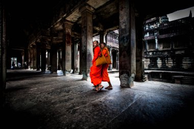 Angkor Wat, Kamboçya 'nın yıkıntıları arasında keşişler yürüyor.