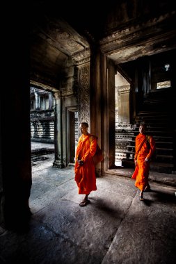 Angkor Wat, Kamboçya 'nın yıkıntıları arasında keşişler yürüyor.