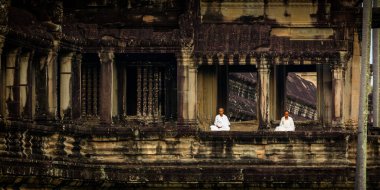 Rahibeler angkor wat harabe üzerinde güneş doğarken meditasyon.