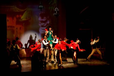 Shahana Goswami sahnede canlı performans sergiliyor.