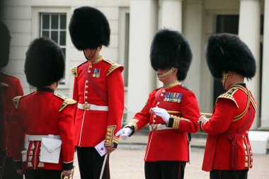 Londra, İngiltere'de Buckingham Sarayı'nda Kraliçe'nin muhafızları