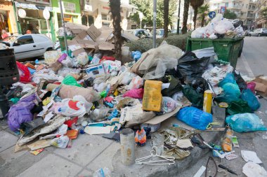 Fulls çöp bidonları nedeniyle sokaklarda çöp yığınları. Kabalık, kabalık ve kir. Bergamo, İtalya - 15 Ekim 2018