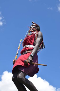 Masai adamı, arka planda seyahat yeri