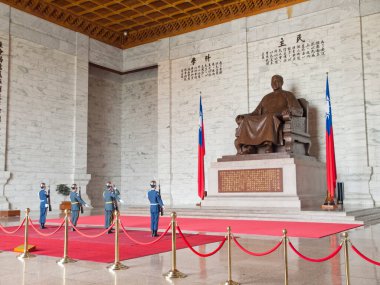 Chiang Kai-shek 'in bronz heykeli.