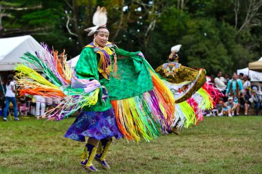 Pow Wow 'da dans eden bir Amerikan yerlisinin yatay görüntüsü.