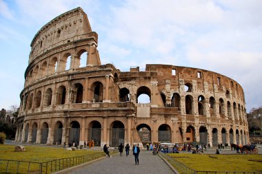 Roma 'daki kolezyum için turistler