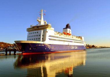 Denizde büyük bir geminin manzarası.