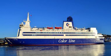 Denizde büyük bir geminin manzarası.