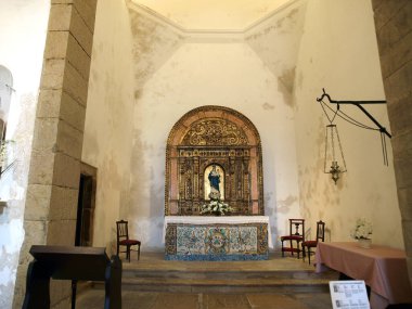 Kilisede dinleniyor.