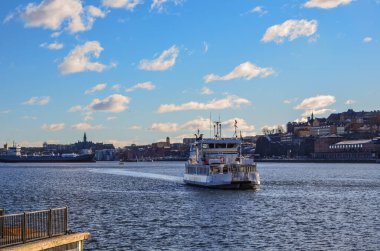 Güneşli bir günde Stockholm feribotu