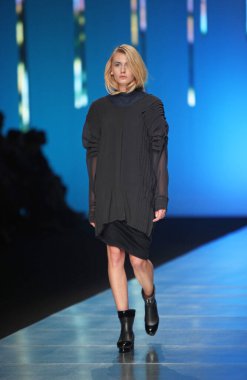 Moda Gösterisinde Tasarımcı Moda Koleksiyonu Sunumu 