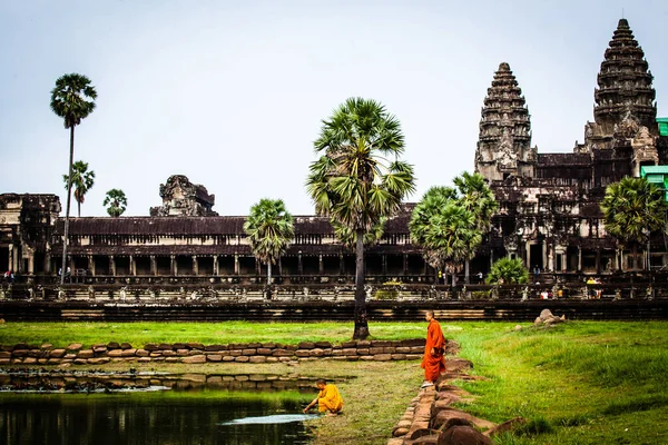 Монах Стоит Стене Рва Храме Ангкор Ват — стоковое фото