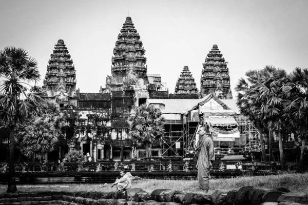 Монах Стоит Стене Рва Храме Ангкор Ват — стоковое фото