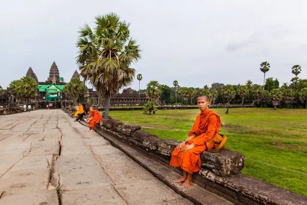 Les Moines Sont Assis Sur Chaussée Principale Temple Angkor Wat — Photo
