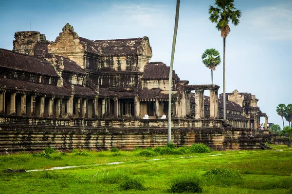 Nonnen Mediteren Ruïne Van Angkor Wat Bij Zonsopgang — Stockfoto