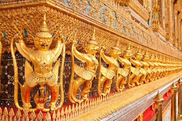 Estatuas Garuda Templo Tailandia —  Fotos de Stock