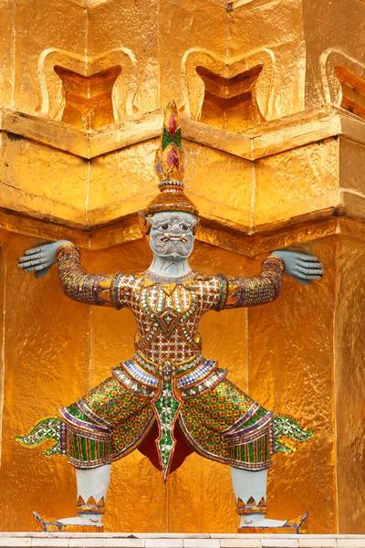 Yorgun Dev Altın Pagoda Sırtında Taşıyor — Stok fotoğraf