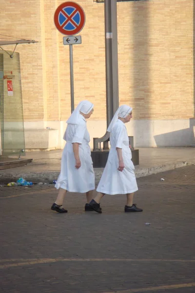 梵蒂冈外街上行走的修女 — 图库照片