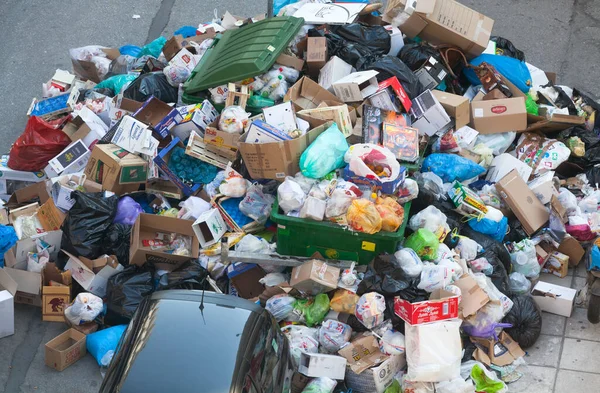 バックアップのゴミ箱のために路上のゴミの山 無作法や汚れ ベルガモ イタリア 2018 — ストック写真