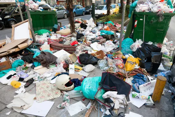 バックアップのゴミ箱のために路上のゴミの山 無作法や汚れ ベルガモ イタリア 2018 — ストック写真