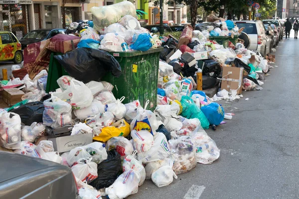 Fulls Çöp Bidonları Nedeniyle Sokaklarda Çöp Yığınları Kabalık Kabalık Kir — Stok fotoğraf