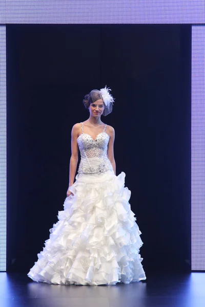 キャットウォークの美しいウェディングドレスのモデル — ストック写真