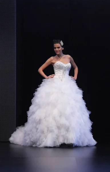 Modell Vacker Bröllopsklänning Catwalk — Stockfoto