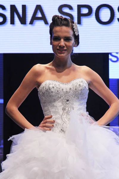 Modelo Belo Vestido Noiva Passarela — Fotografia de Stock