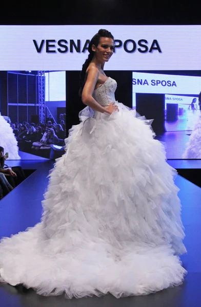Modelka Pięknej Sukni Ślubnej Wybiegu — Zdjęcie stockowe