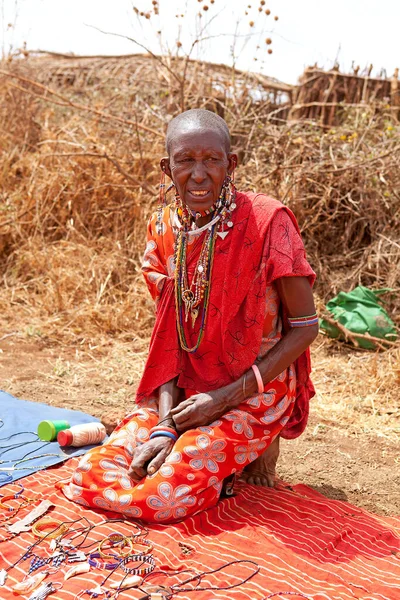 Masai Femme Montre Des Bijoux Traditionnels — Photo