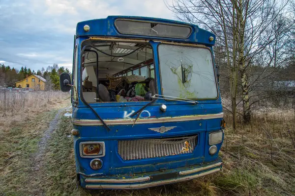 バックグラウンドの車 バス難破 のスクラップヤード — ストック写真