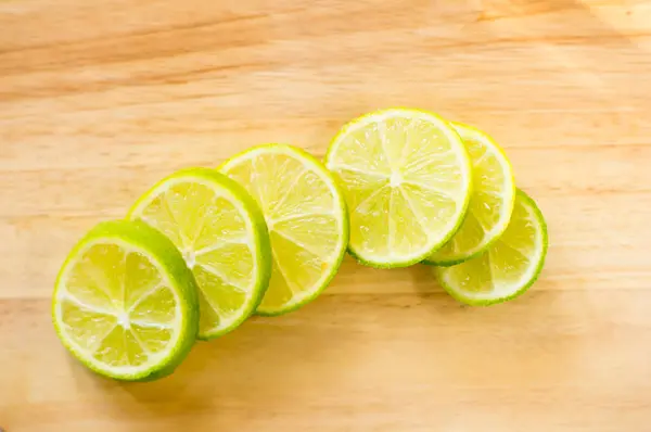 新鮮な熟したオーガニックジューシーなレモンのクローズアップビュー — ストック写真