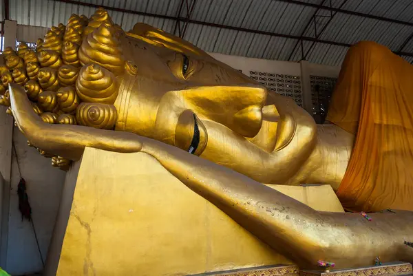Yaslanan Buda Resminin Büyük Altın Kafası Phra Norn — Stok fotoğraf