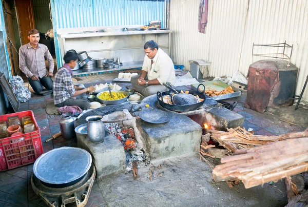 Yol Kenarındaki Kafe Mutfağında Hindistan Samosa Pişiriyor — Stok fotoğraf