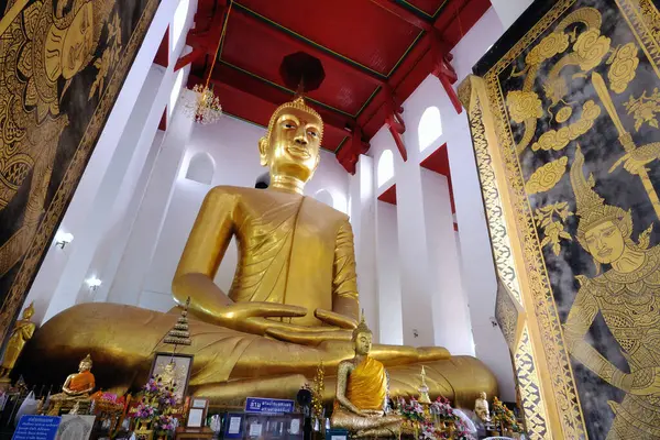 Большая Золотая Статуя Будды Соборе Тайского Храма — стоковое фото